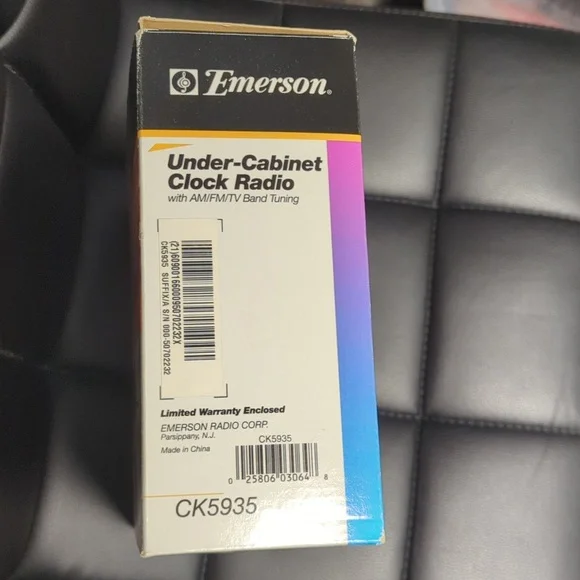 NIB Emerson Under-Cabinet Clock Radio - Picture 2 of 6